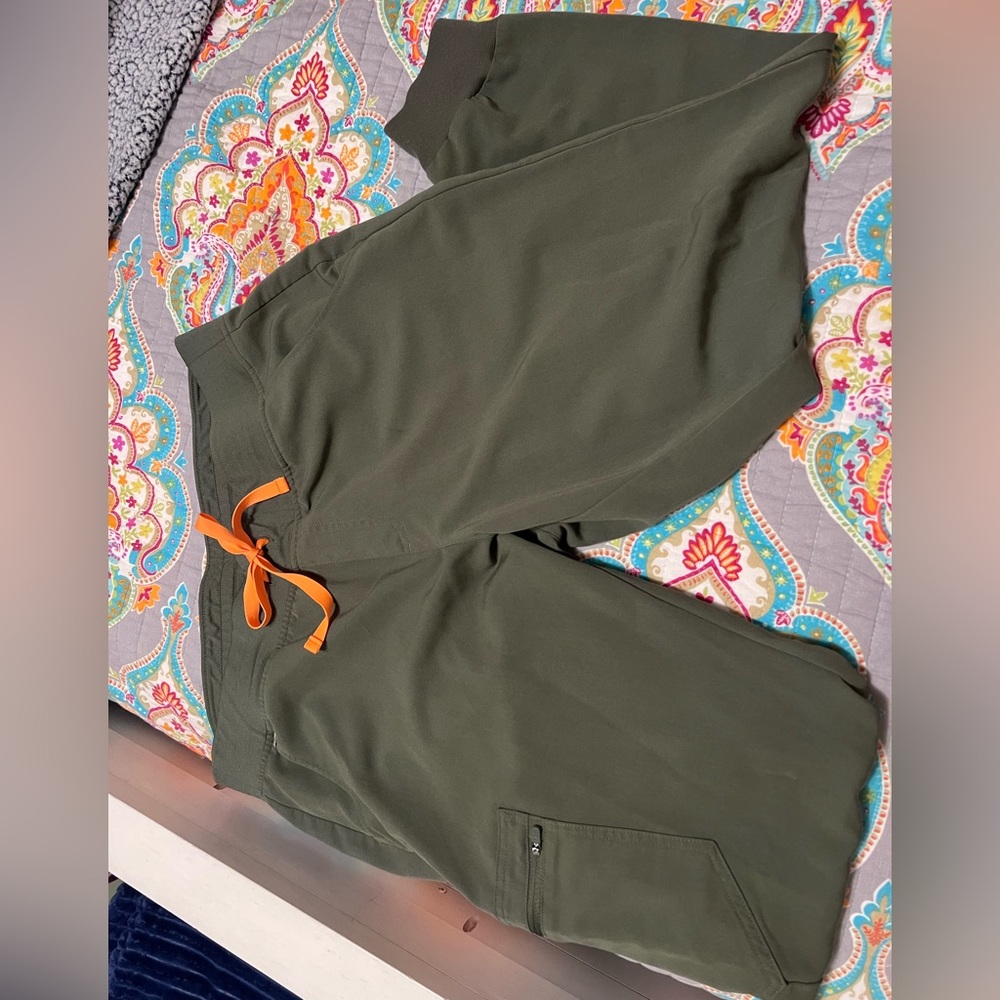 Figs moss joggers xl petite. Worn once too short on me